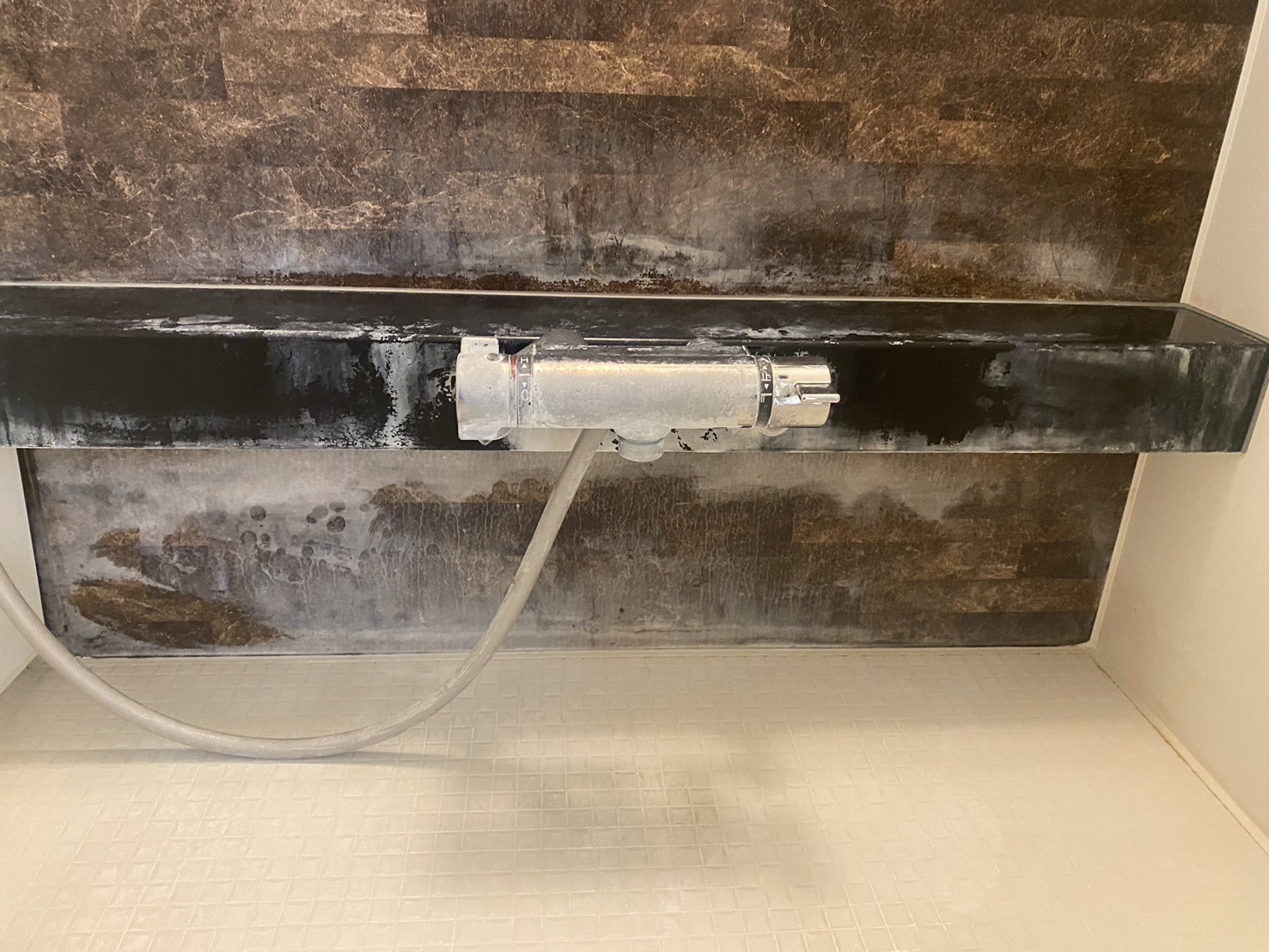 清掃前の浴室の蛇口