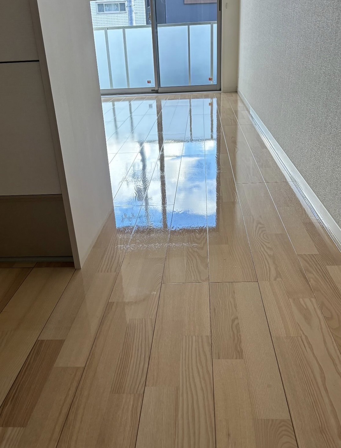 ワックスで輝くフローリングの広角写真